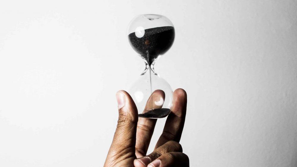 ilustrasi jam pasir (unsplash.com/Who’s Denilo ?)