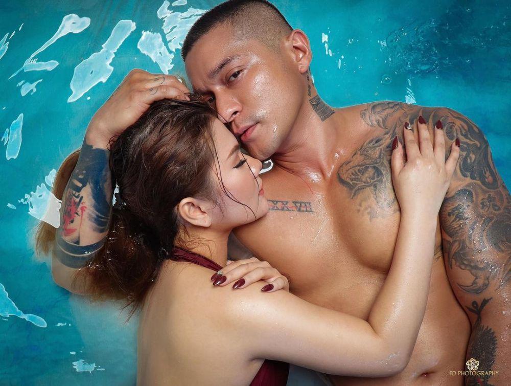 9 Foto Prewed Miller Khan dan Tunangannya, Posenya Berani!