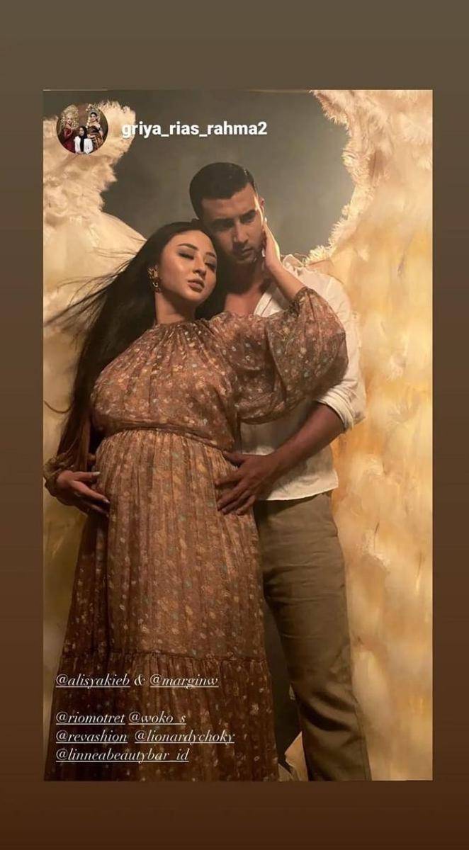 maternity shoot Margin Wieheerm (instagram.com/griya_rias_rahma2)