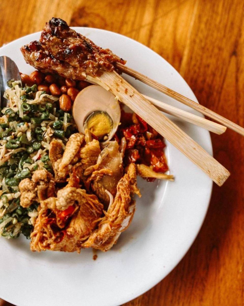 Nasi Ayam Kedewatan Ibu Mangku (instagram.com/duolapar)
