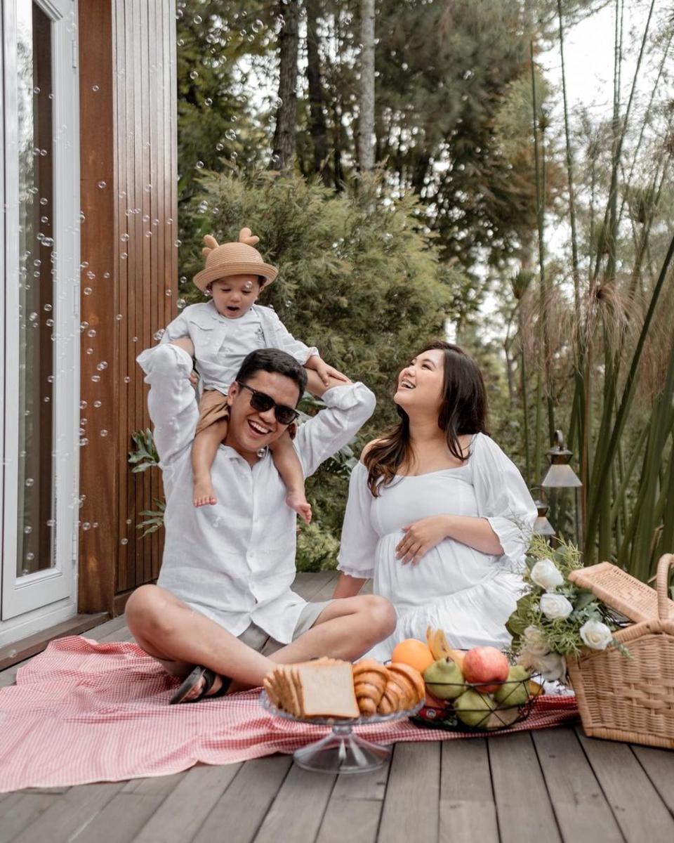 maternity shoot Tiara Pangestika (instagram.com/tiarapangestika)