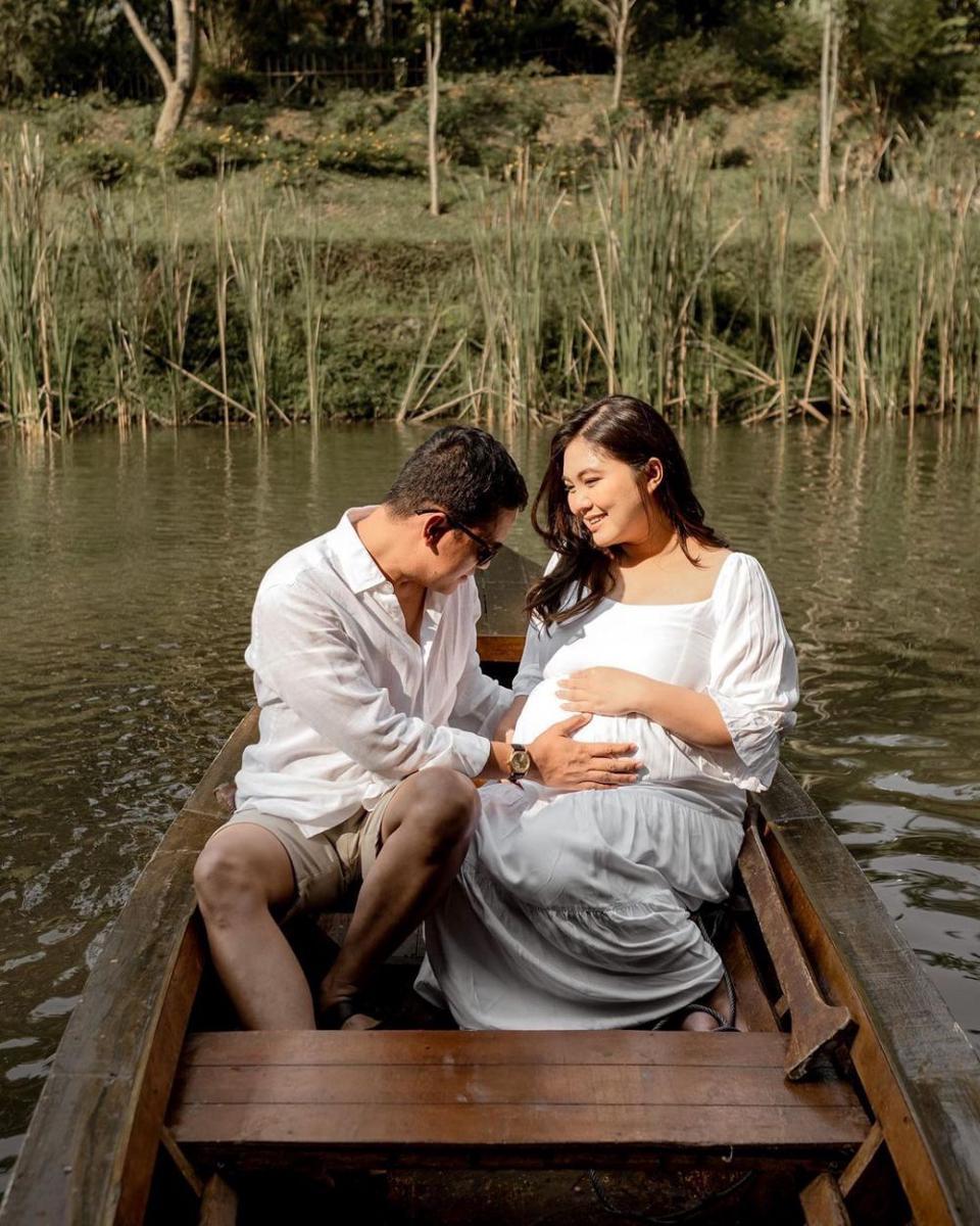 maternity shoot Tiara Pangestika (instagram.com/tiarapangestika)