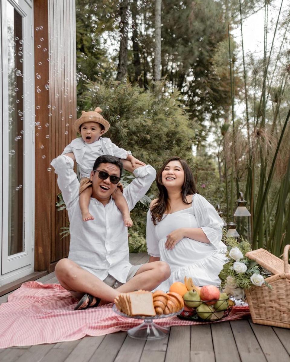 maternity shoot Tiara Pangestika (instagram.com/tiarapangestika)