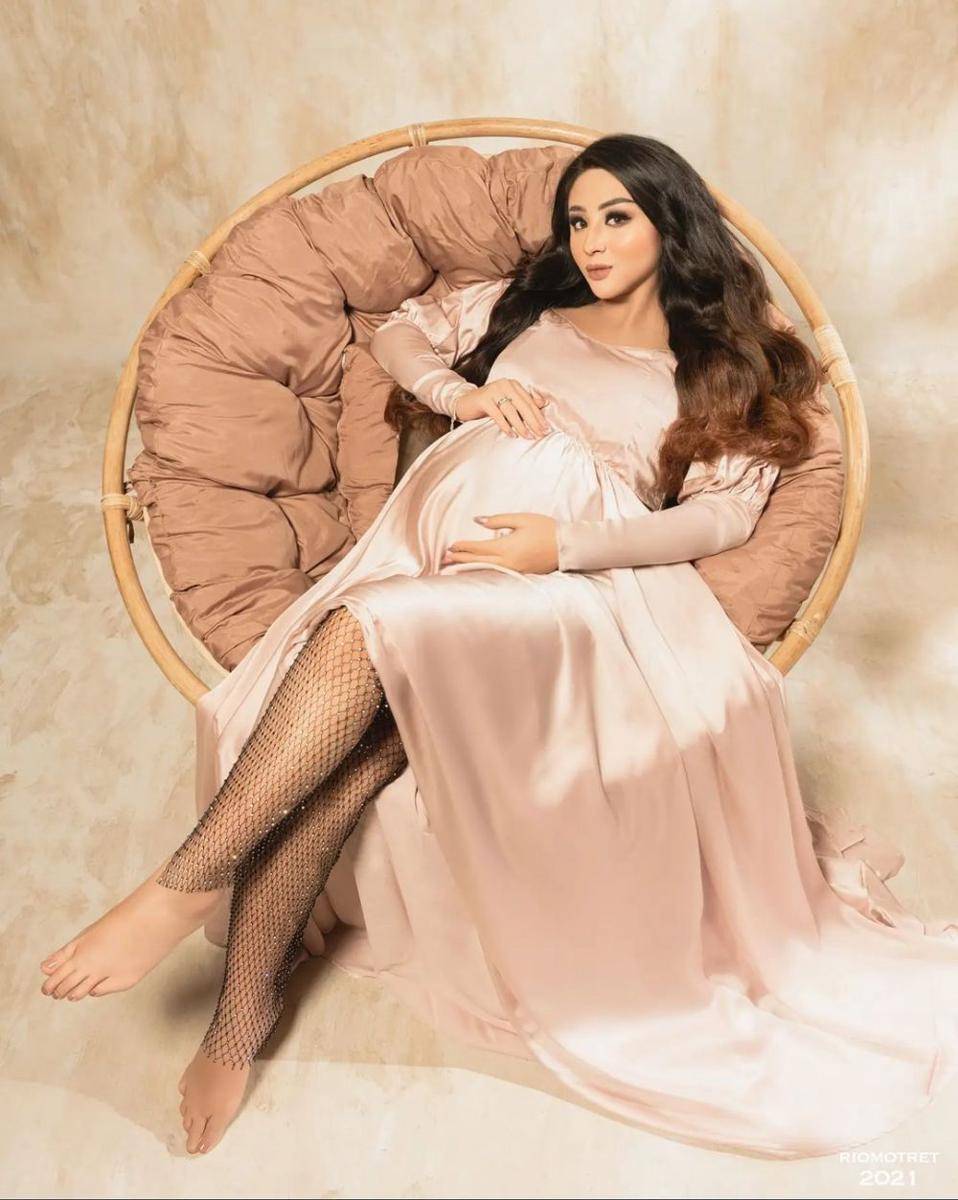 maternity shoot Margin Wieheerm (instagram.com/riomotret)