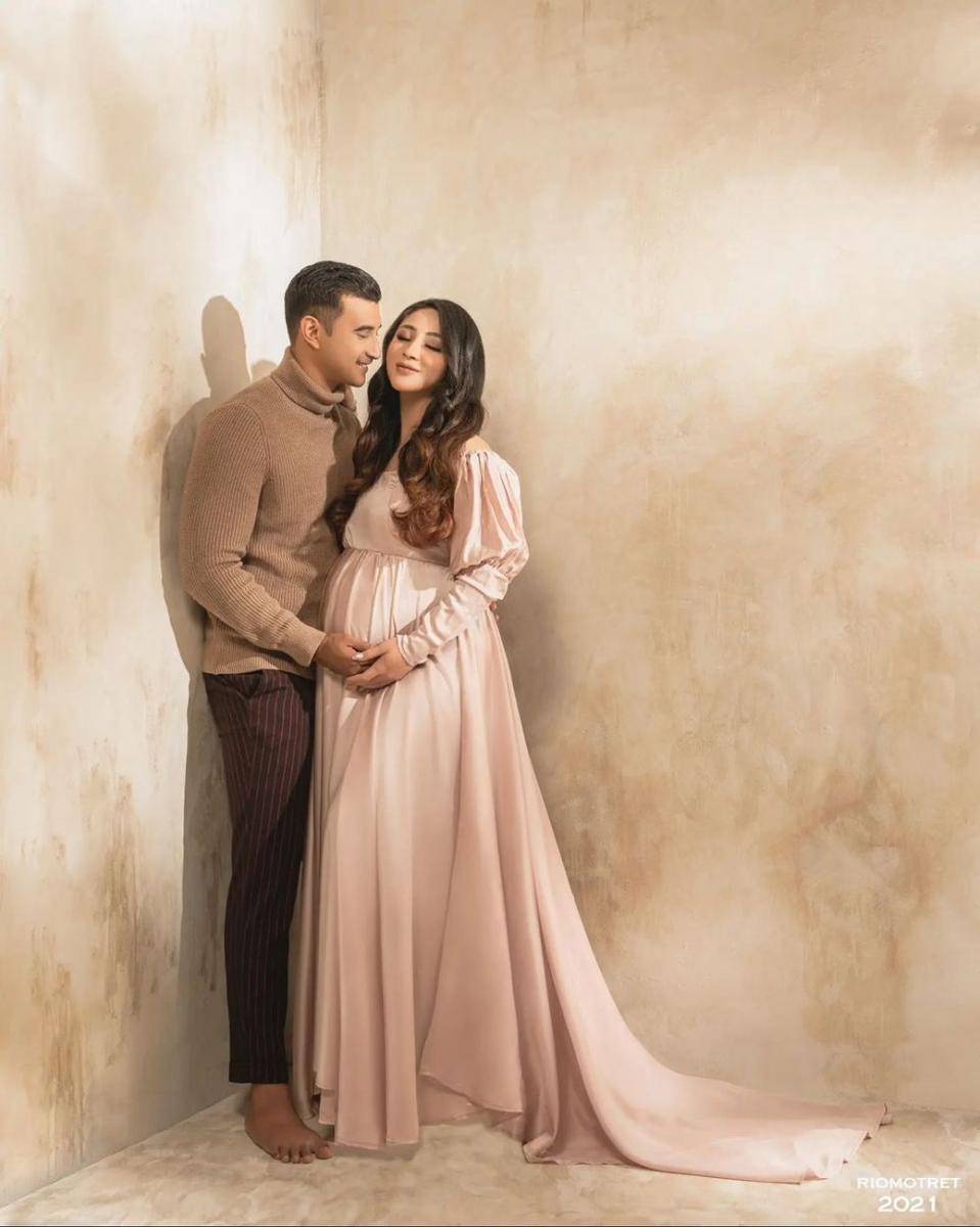 maternity shoot Margin Wieheerm (instagram.com/riomotret)