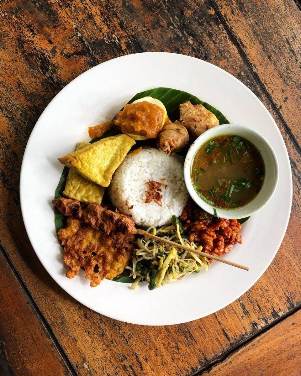 Warung Makan Bu Rus (instagram.com/thewalkooks)