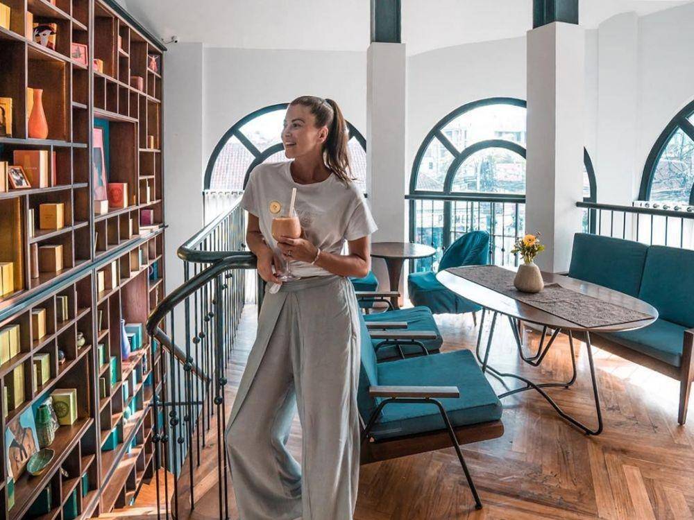 Interior The Junction House terasa seperti di perpustakaan (instagram.com/__vaily__)