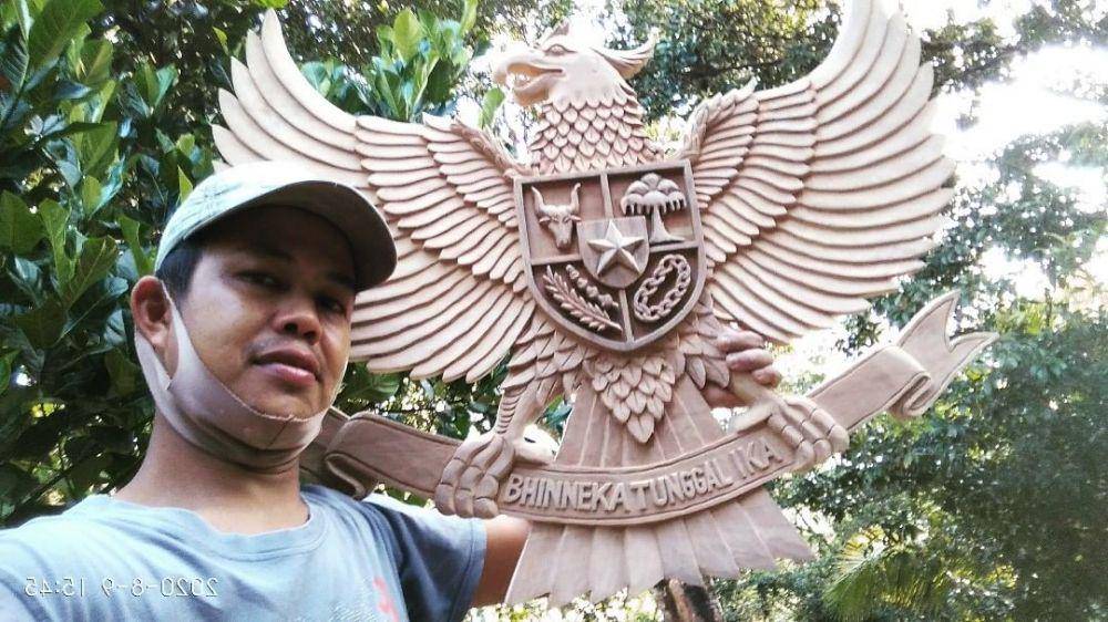 ukiran kayu (instagram.com/iqbal_art_sawarna)