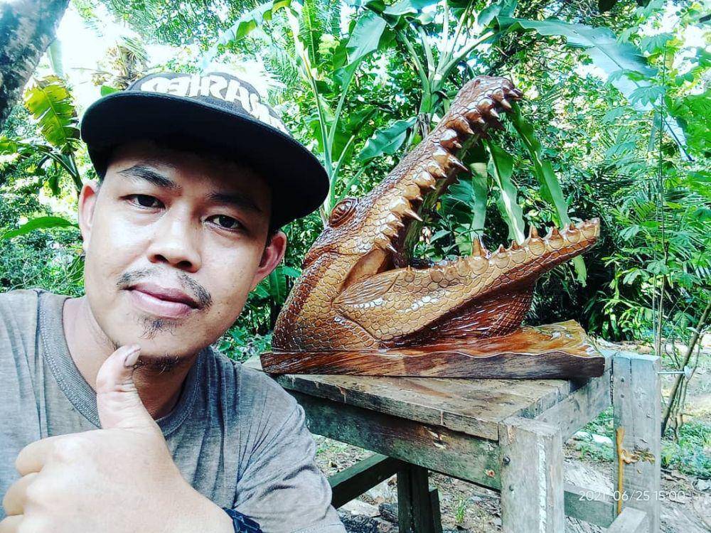ukiran kayu (instagram.com/iqbal_art_sawarna)
