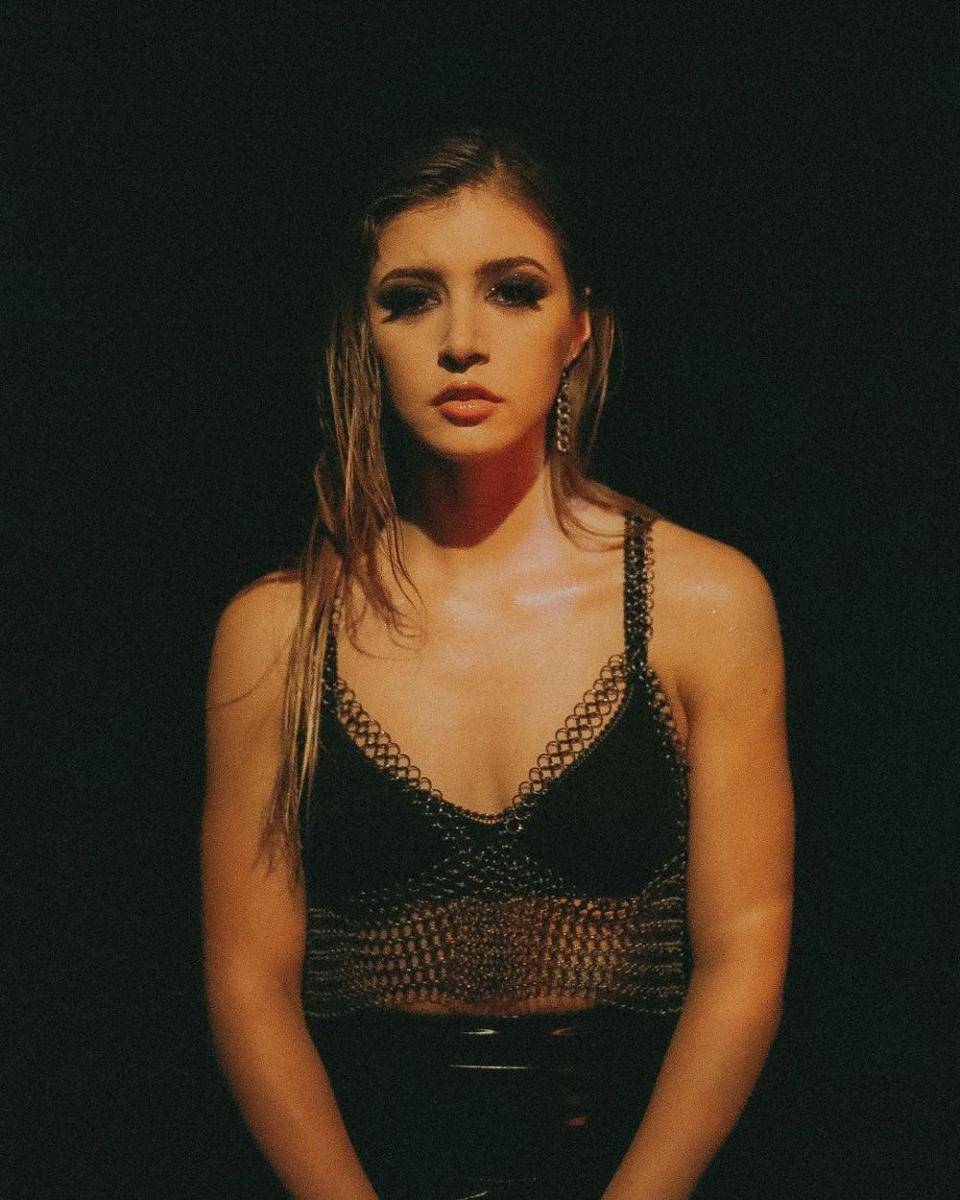 potret Chrissy Constanza (instagram.com/againstthecurrent)