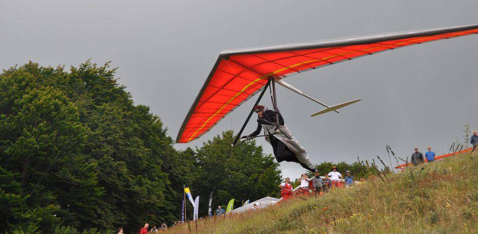 ilustrasi permainan hang gliding (fai.org)