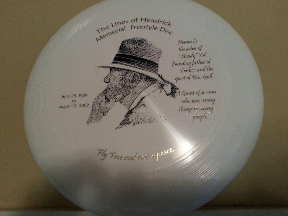 frisbee dari abu Ed Headrick (reddit.com)