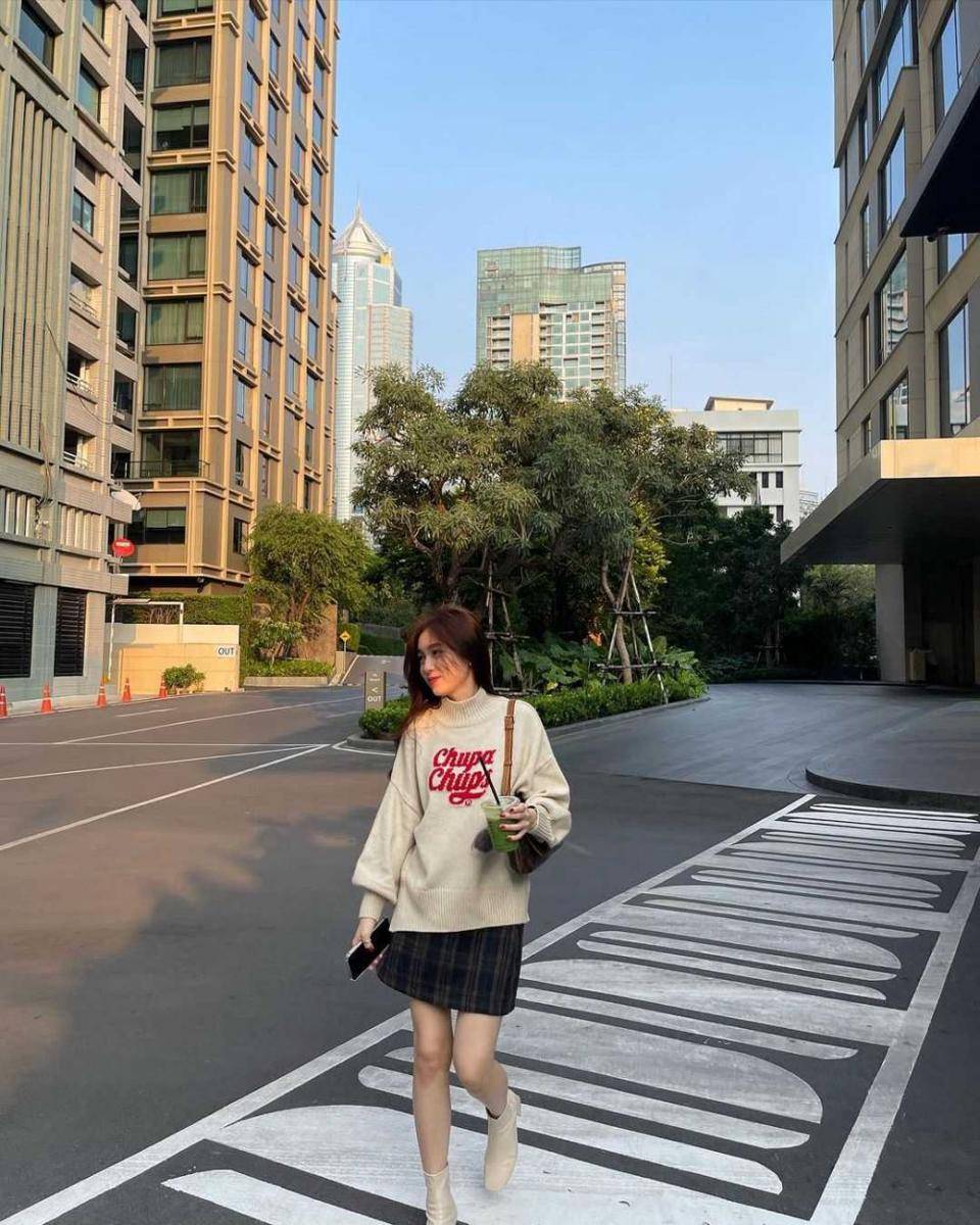 Padu padan rok ala Love Pattranite (instagram.com/loverrukk)
