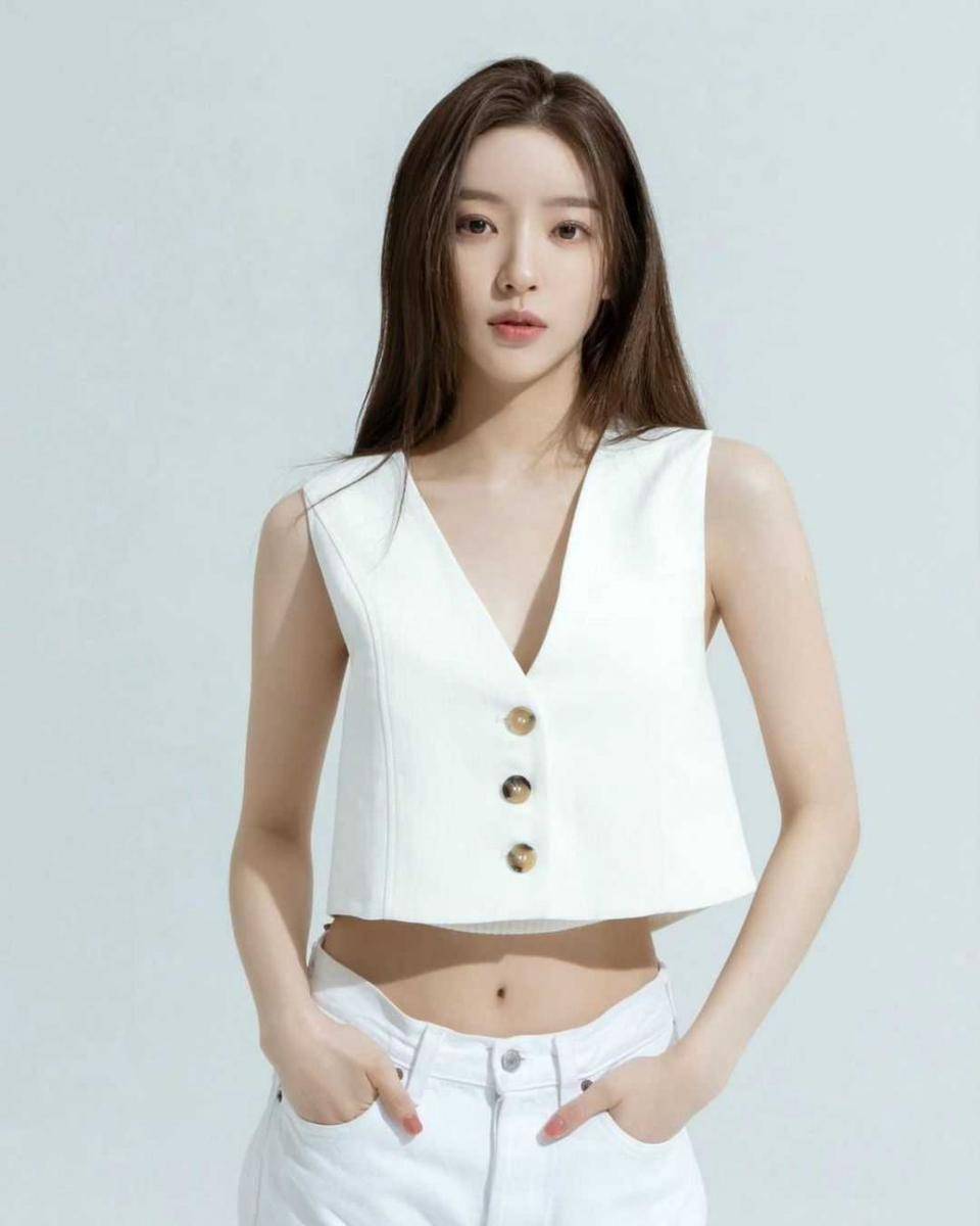 Hong Ji Yoon (instagram.com/ziyooni)