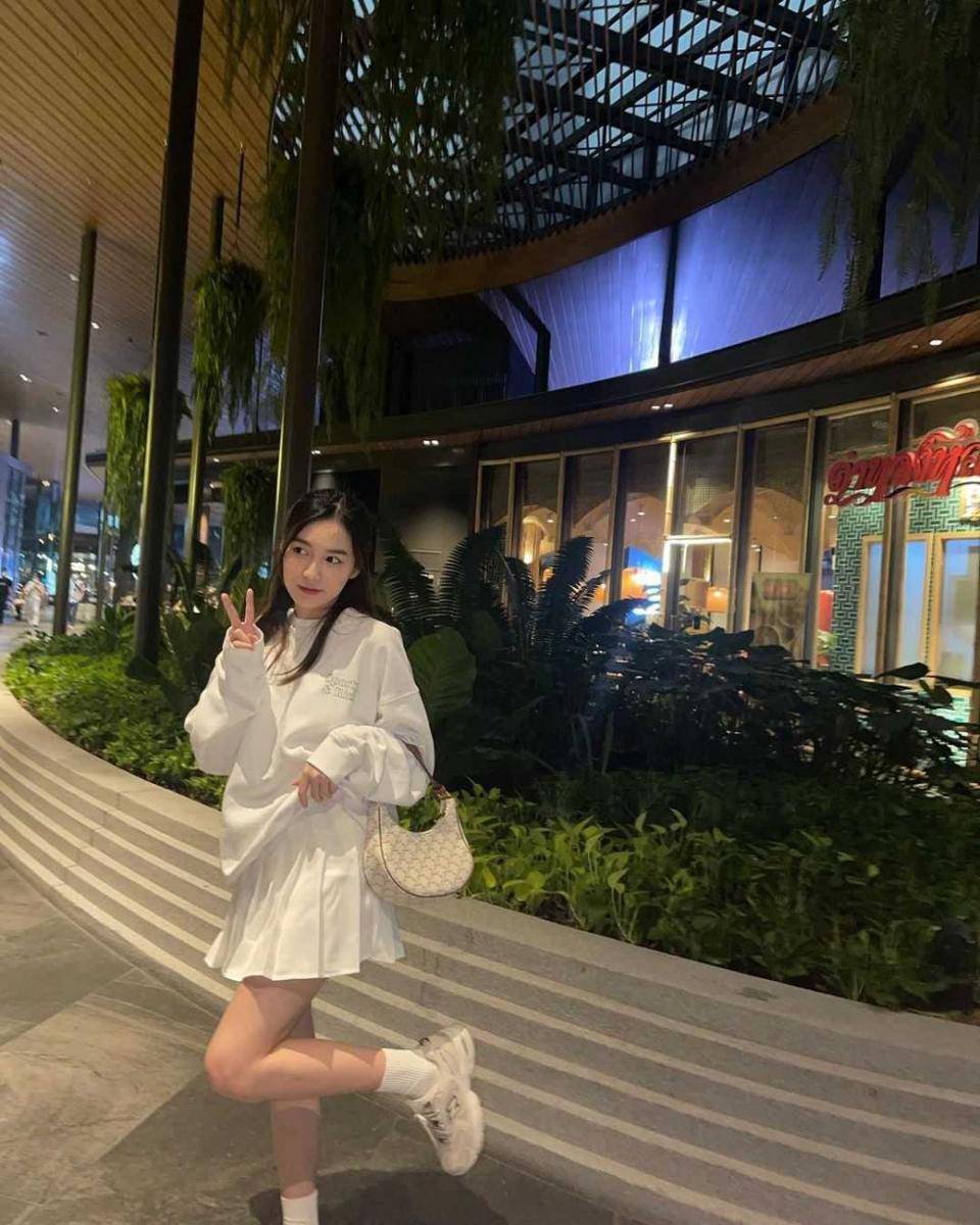 Padu padan rok ala Love Pattranite (instagram.com/loverrukk)