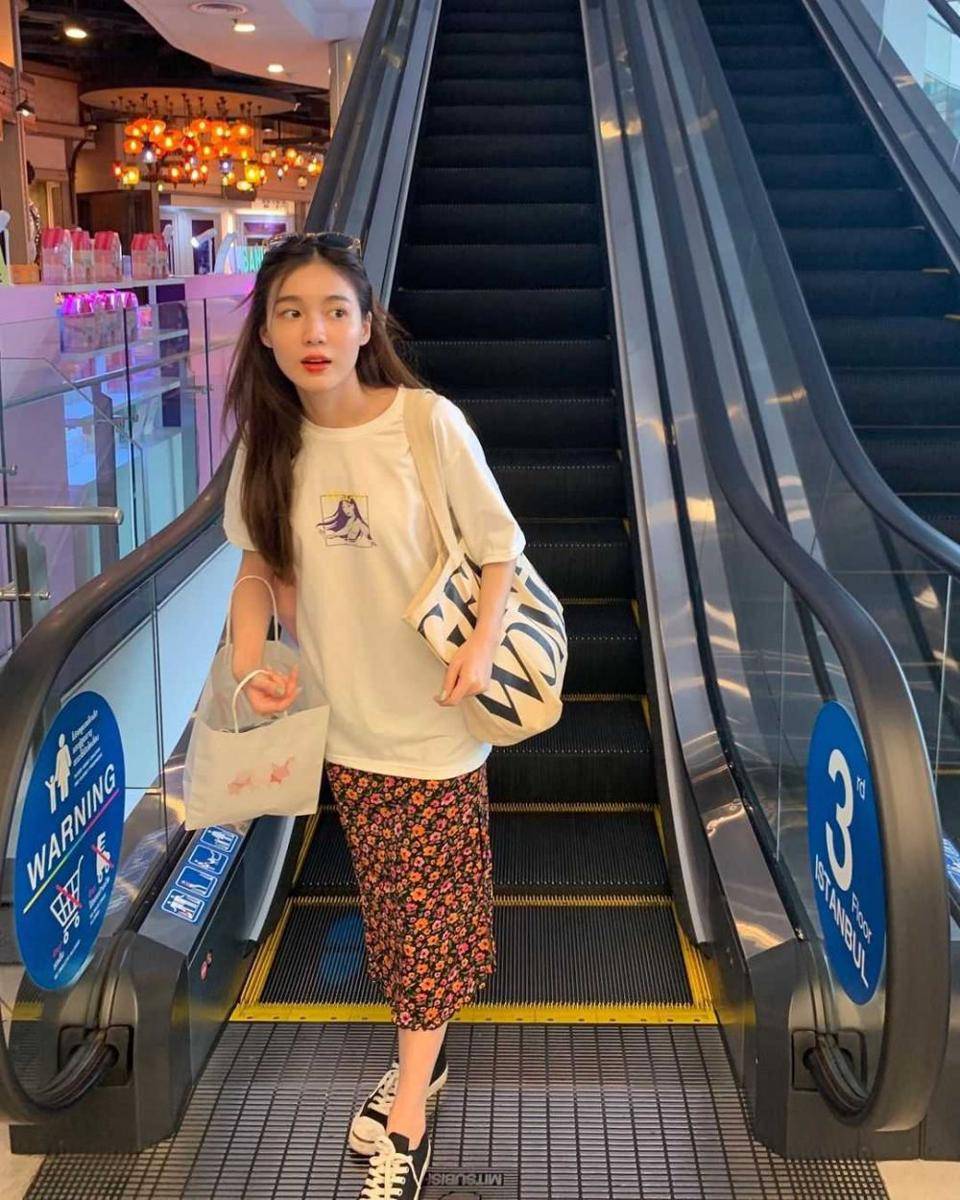 Padu padan rok ala Love Pattranite (instagram.com/loverrukk)