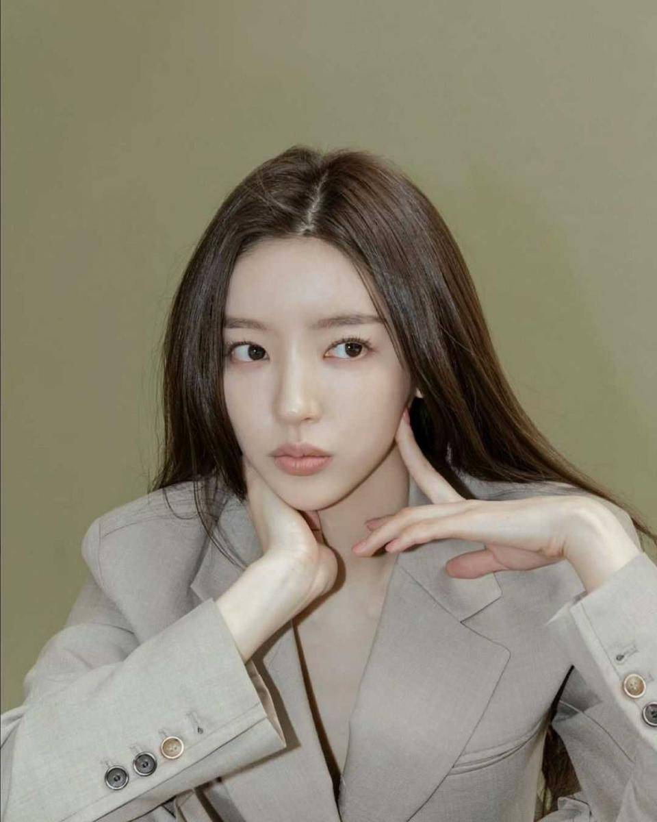 Hong Ji Yoon (instagram.com/ziyooni)