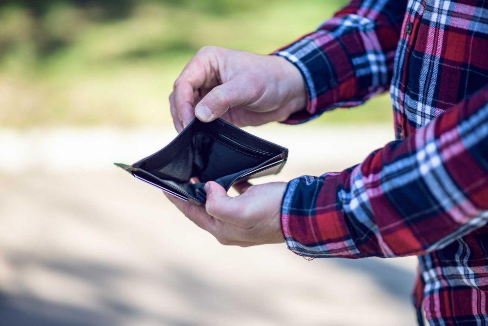 ilustrasi dompet (unsplash.com/Emil Kalibradov)
