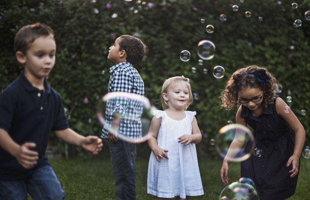 Ilustrasi anak-anak bermain (Unsplash/Katherine Hanlon)