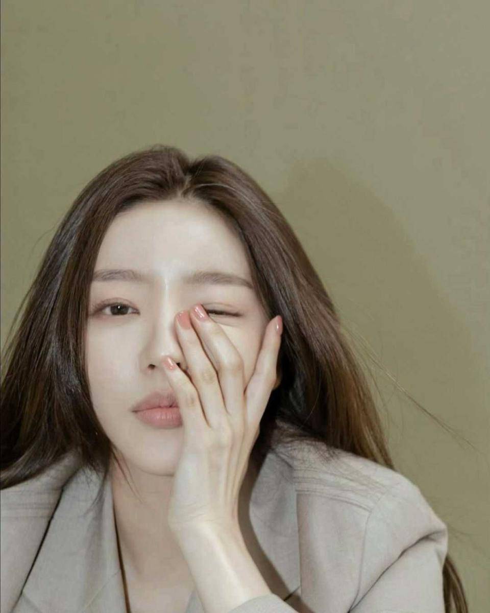 Hong Ji Yoon (instagram.com/ziyooni)