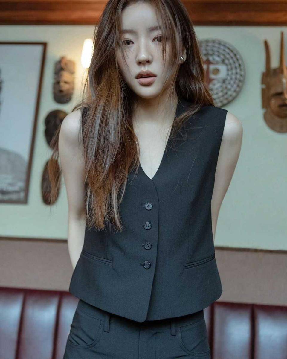 Hong Ji Yoon (instagram.com/ziyooni)