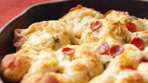 ilustrasi pizza knots (delish.com/Chelsea Lupkin)