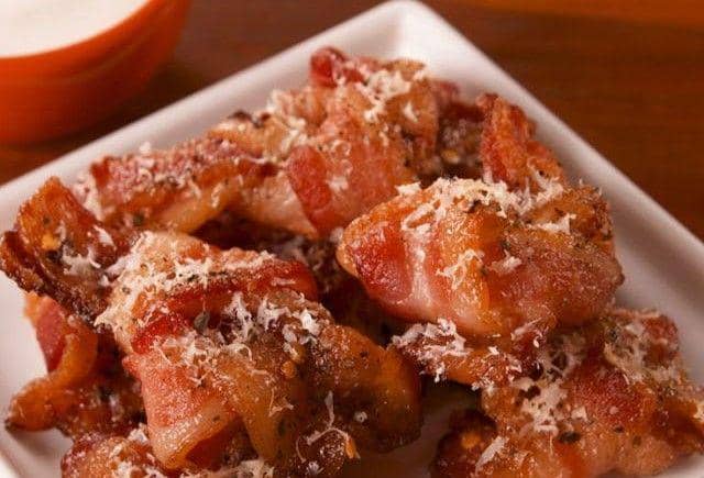 ilustrasi parm bacon knots (delish.com/Chelsea Lupkin)