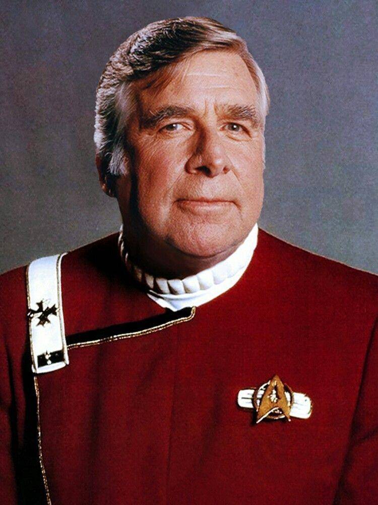 Gene Roddenberry memakai baju khas Star Trek. (pinterest.com)