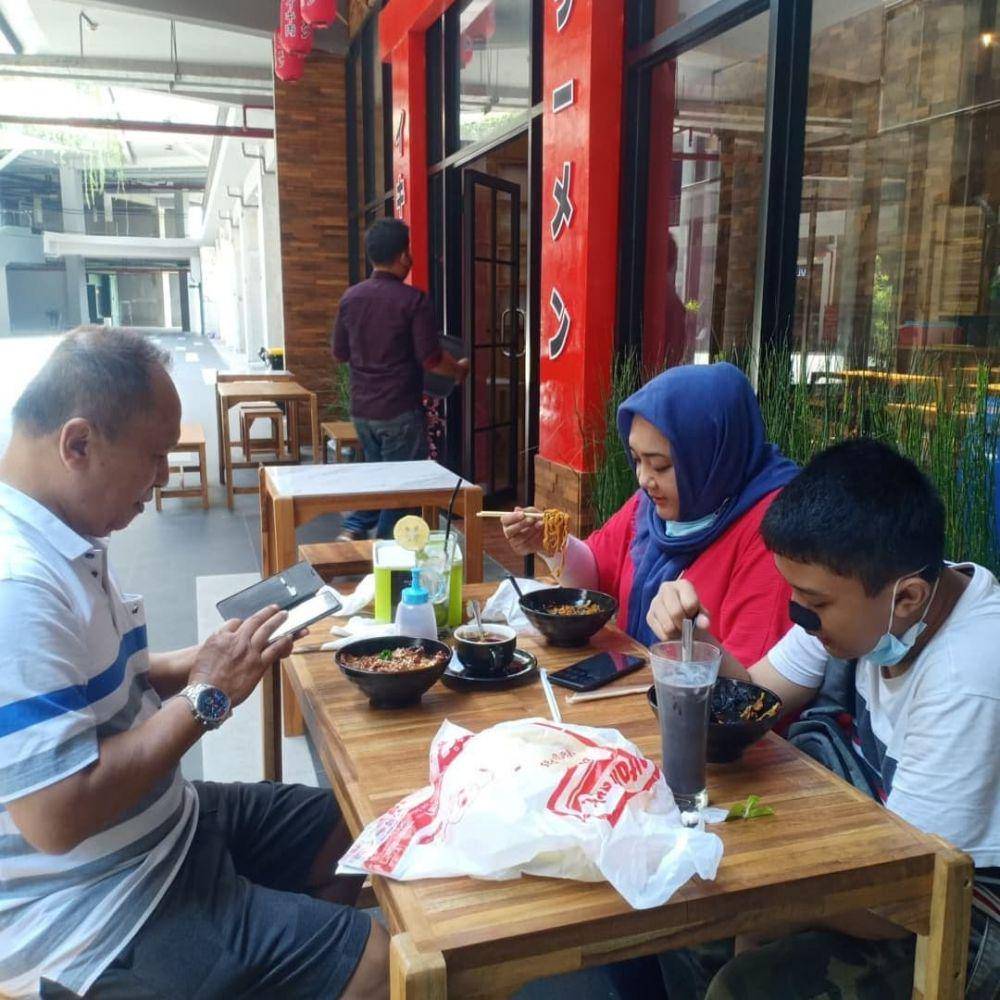 penampakan pelanggan sedang menyantap ramen di Ikiniku Ramen (instagram.com/ikiniku.ramen)