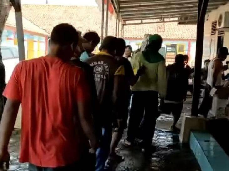 Para tersangka yang mendalangi insiden bentrok petani tebu di Indramayu diamankan. (IDN Times/Wildan Ibnu)