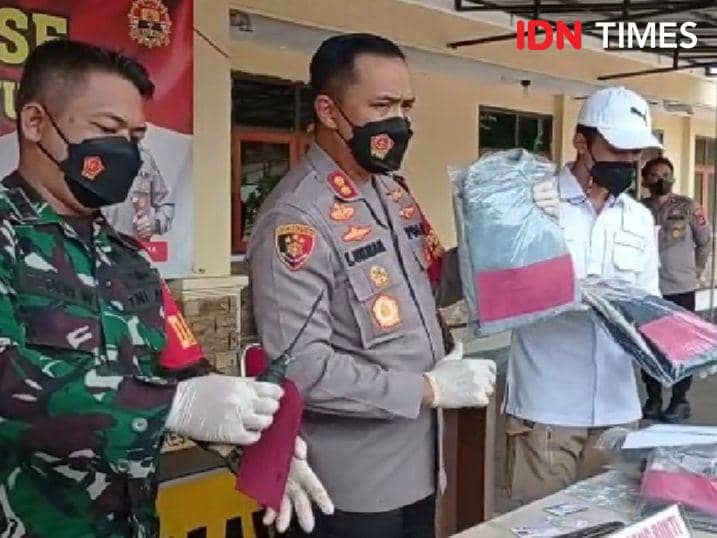 Barang bukti senjata tajam diamankan petugas kepolisian. (IDN Times/Wildan Ibnu)