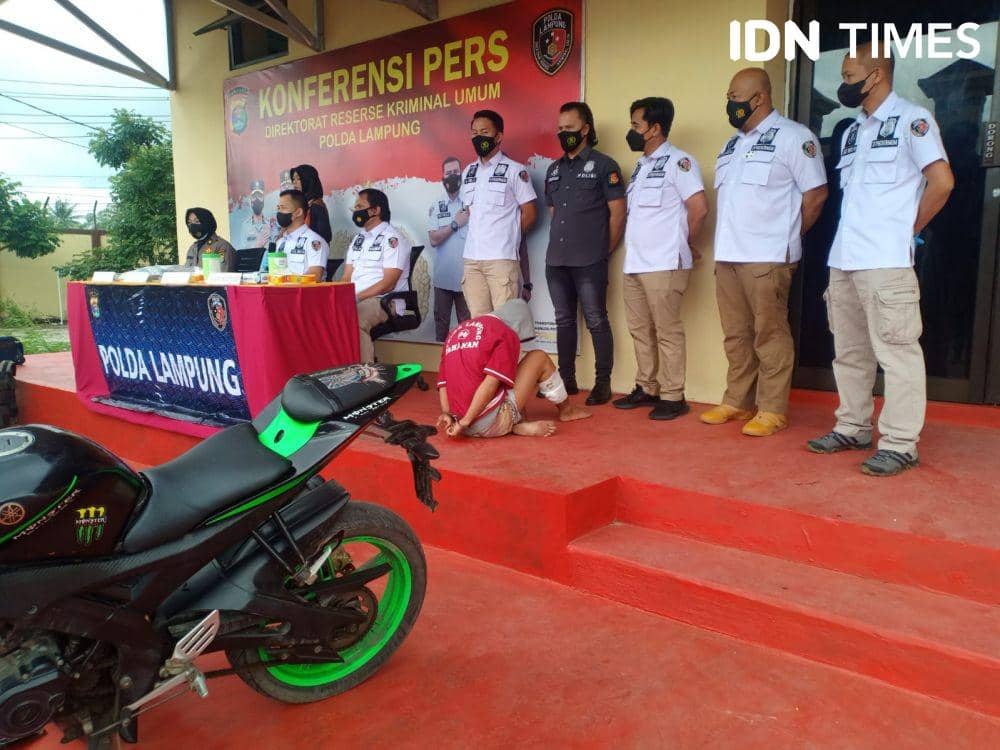 Seorang buronan tindak pidana dengan kekerasan berinisial, MF alias Tuyul (21) berhasil diringkus polisi. (IDN Times/Tama Yudha Wiguna)