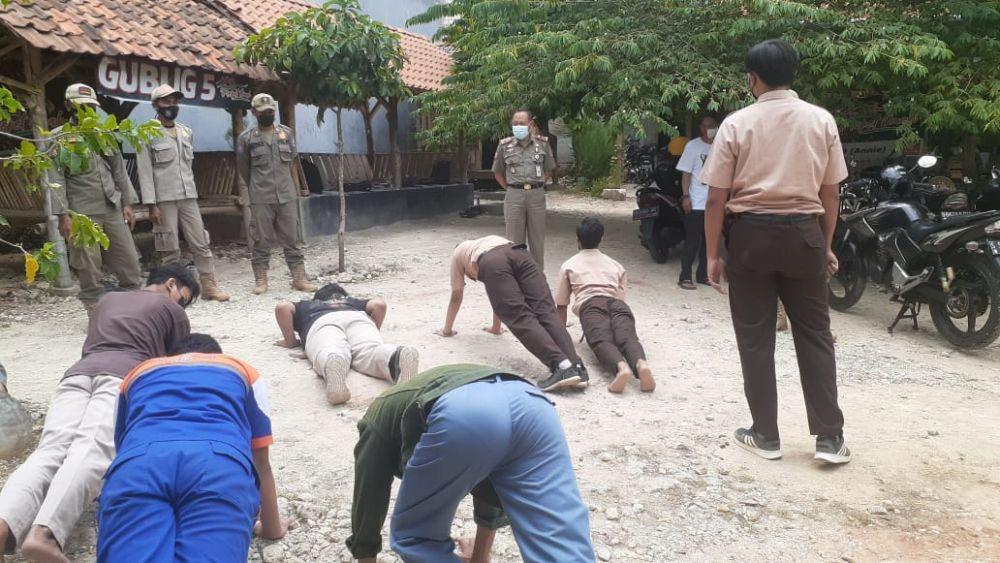 Terjaring Razia di Warkop, 50 Pelajar Dihukum Push-up