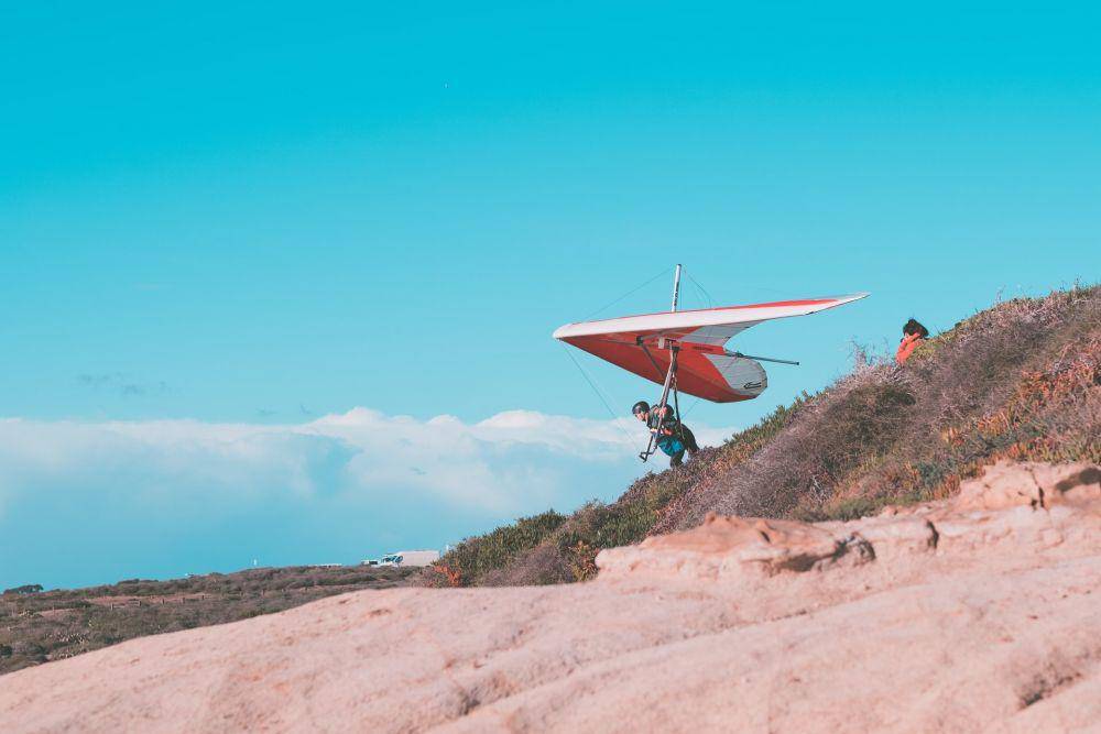 ilustrasi permainan hang gliding (unsplash.com/LanceAnderson)