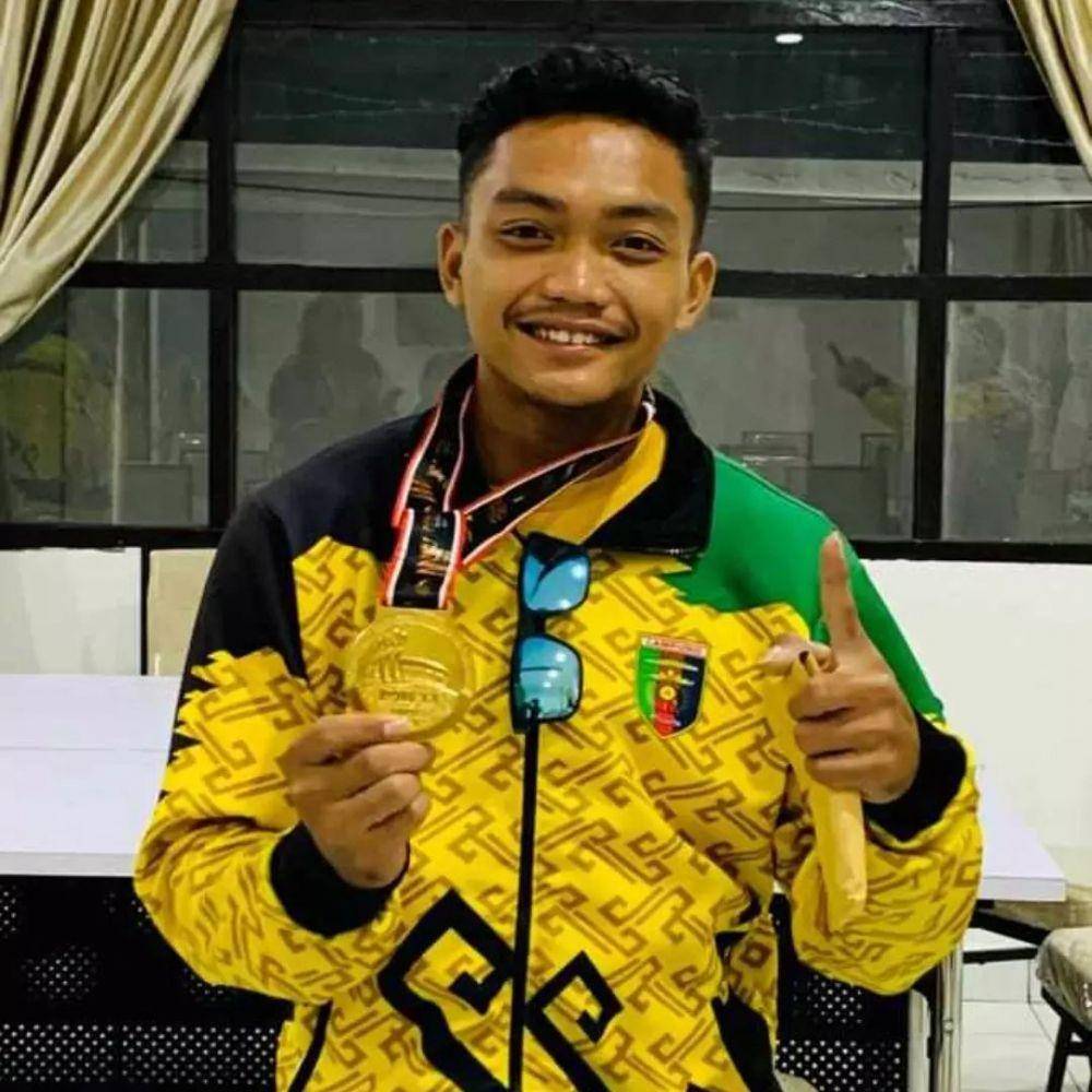 Lifter angkat besi Setiawan Halim mempersembahkan emas di kelas 61 Kg PON Papua. (instagram.com/sekretariat_konilampung).