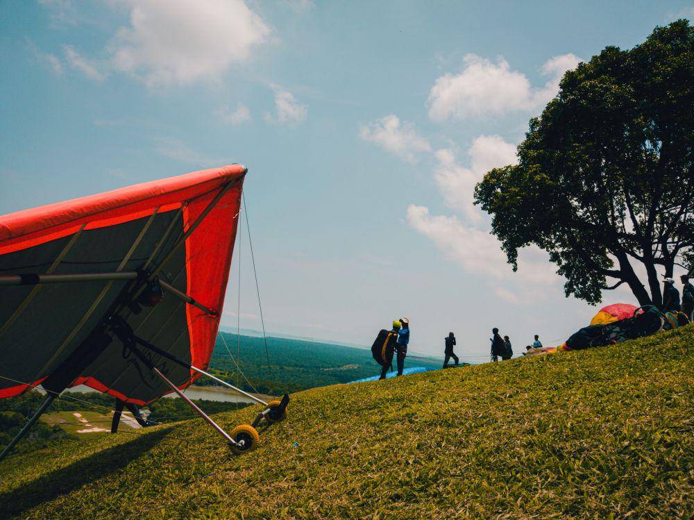 ilustrasi permainan hang gliding (pexels.com/IhsanAdityawarman)