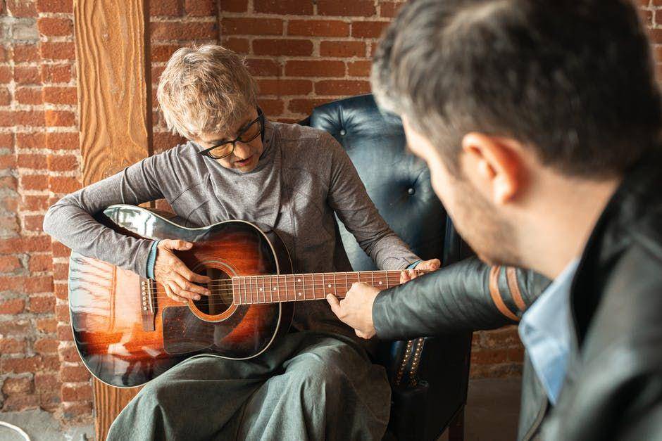 ilustrasi sedang belajar gitar (pexels.com/RODNAE Productions)