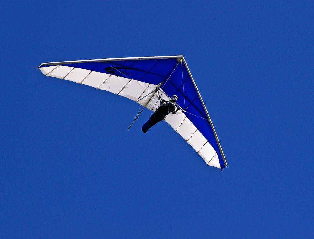 ilustrasi permainan hang gliding (pexels.com/Pixabay)