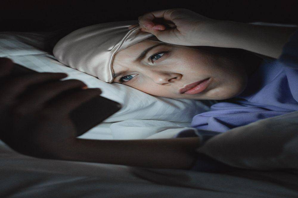 ilustrasi orang yang tidak memberi jarak padang antara mata dengan smartphone (pexels.com/SHVTS production)