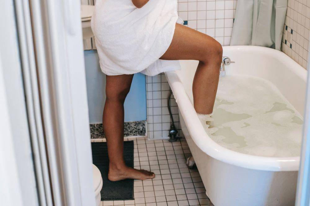 ilustrasi mandi di bathtub (pexels.com/Sora Shimazaki)