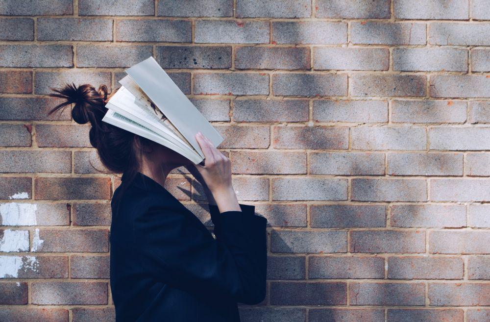 ilustrasi menutup muka (unsplash.com/Siora Photography)