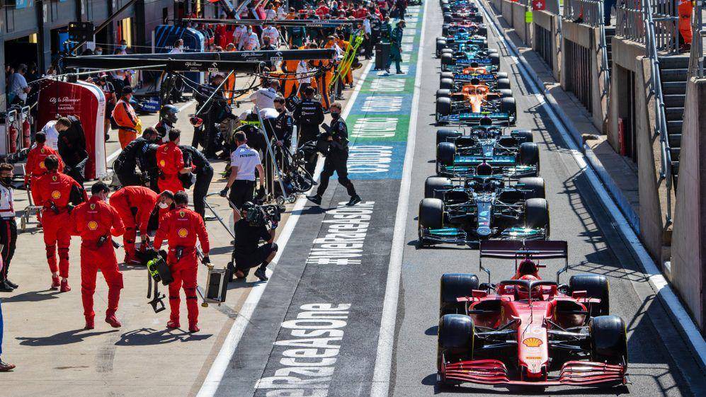 suasana pit lane pada suatu balapan Formula 1 2021 (formula1.com)