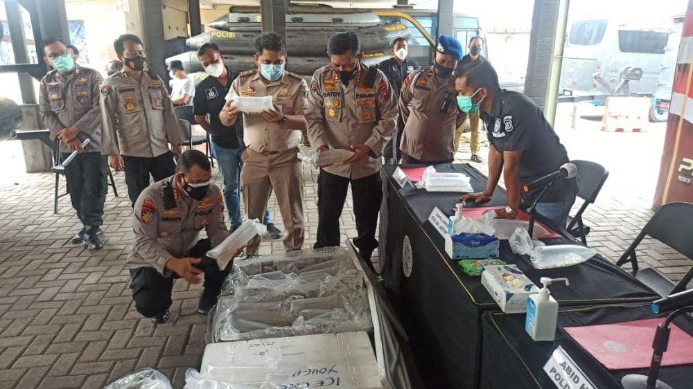 Ditpolairud Polda Jatim rilis ungkap kasus pengiriman benur ilegal, Rabu (6/10/2021). Dok. Humas Polda Jatim.