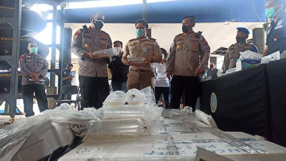 Ditpolairud Polda Jatim rilis ungkap kasus pengiriman benur ilegal, Rabu (6/10/2021). Dok. Humas Polda Jatim.