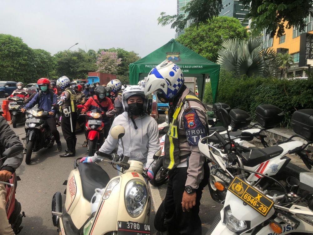 Pos Penyekatan di Surabaya Juga Jaring Warga yang Belum Vaksinasi