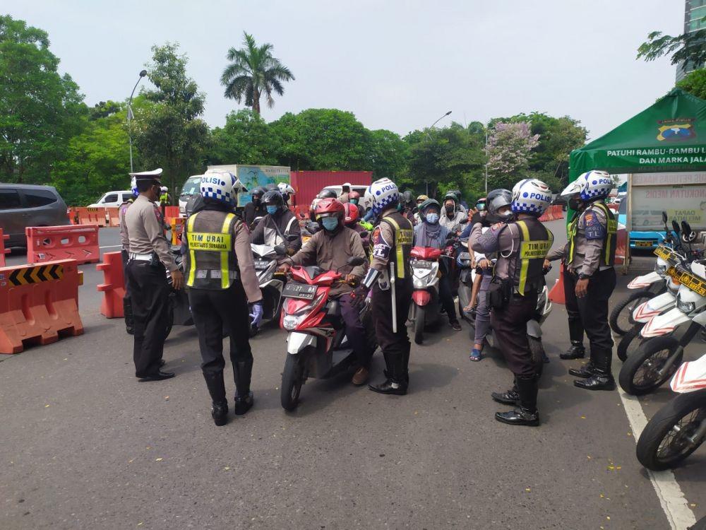 Pemeriksaan di Pos Penyekatan Bundaran Waru (Surabaya-Sidoarjo). Dok. Istimewa.