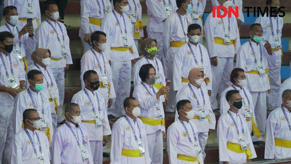 Beberapa atlet, penonton, hingga official tengah menonton pertandingan pencak silat PON XX Papua. (IDN Times/Tata Firza).
