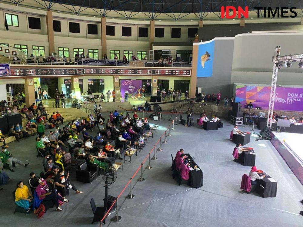 Suasana saat pertandingan angkat besi PON XX Papua di Auditorium Uncen. (IDN Times/Ilyas Mujib).