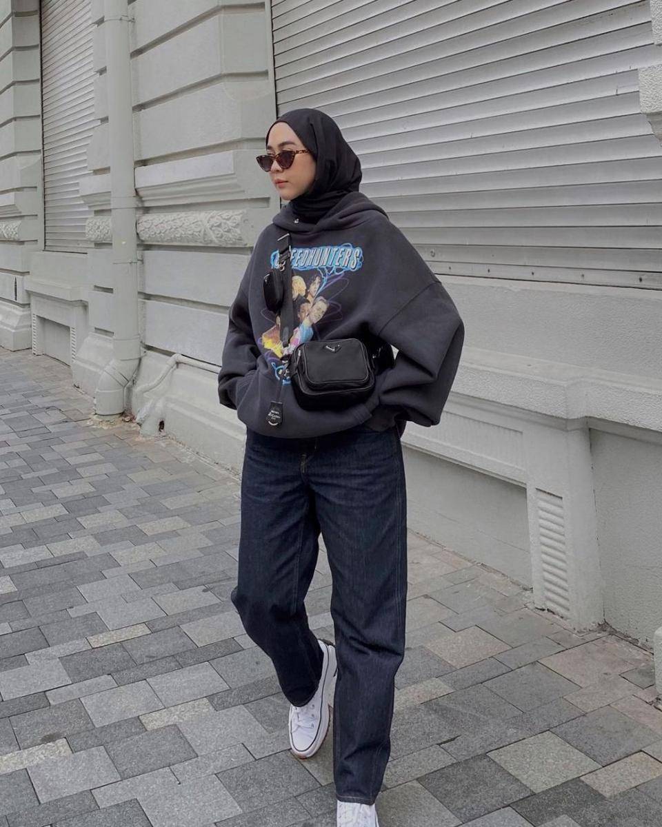 Outfit Intan Khasanah mengenakan hoodie oversize (instagram.com/strngrrr)