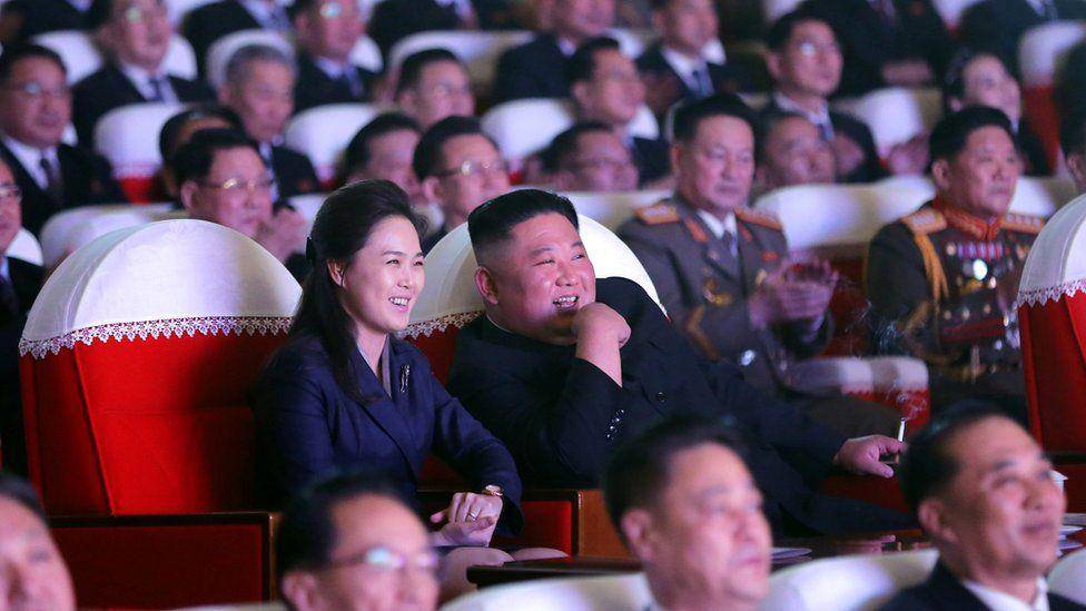 potret Ri Sol Ju duduk di sebelah Kim Jong Un (bbc.com)
